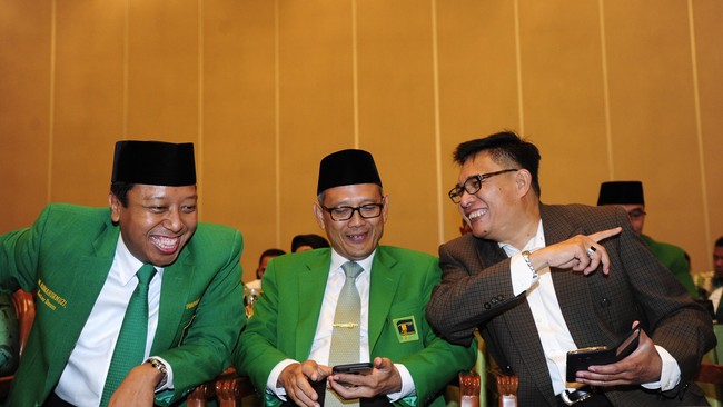 Vonis enam tahun penjara yang dijatuhkan Pengadilan Tipikor atas korupsi di Kementerian Agama, membuat Mukernas menugaskan Emron menggantikan Suryadharma.