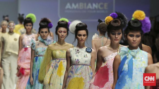 Tahun ini, fesyen banyak menggunakan warna-warna lembut dan segar, juga nuansa terang serta tajam. Diantaranya rose quartz, peach echo dan snorkel blue.