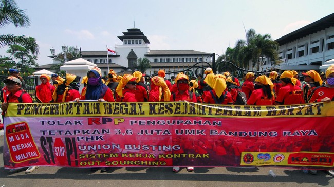 Pemerintah akan mengubah rumus perhitungan upah pekerja dengan memperhatikan variabel produktivitas pekerja, dan angka survei Kebutuhan Hidup Layak (KHL). 