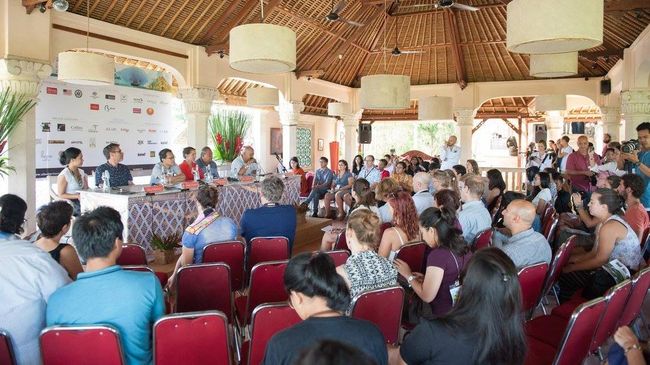 UWRF 2016, pesta sastra terbesar Indonesia mengusung tema filosofi Hindu Tat Tvam Asi. Penulis dan tokoh kelas dunia kembali hadir di Ubud tahun ini.