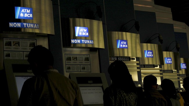 Biaya operasional satu mesin ATM BCA bisa lebih dari Rp144 juta per tahun. Itu termasuk biaya pemeliharaan mesin, kertas, AC, listrik, asuransi dan lain-lain.
