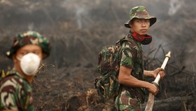 Strategi Prajurit TNI Tetap Fit Padamkan Kobaran Api