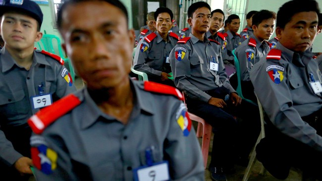 Menjelang pemilu, Myanmar merekrut lebih dari 40 ribu warga sipil untuk menjadi petugas kepolisian khusus yang menjaga keamanan di pos-pos pemungutan suara.
