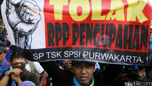 Menyampaikan pendapat di muka umum tetap tidak boleh merugikan masyarakat lain seperti pemakai jalan.