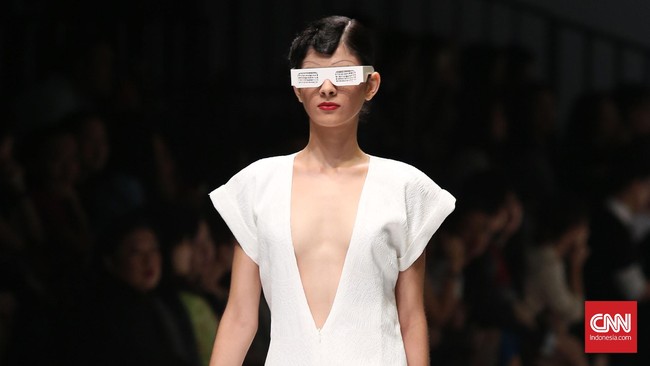 Parade Busana 'Aroma Eropa, Rasa Bangkok' Desainer Thailand unjuk gigi di panggung Jakarta lewat pergelaran Bangkok International Fashion Week.