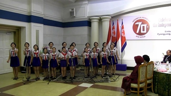 Video yang memperlihatkan para siswa sekolah menyanyikan sejumlah lagu Indonesia menjadi viral di sejumlah media sosial belakangan ini.