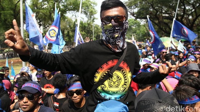 Buruh menolak PP Pengupahan yang baru karena tak melibatkan buruh dalam penyusunannya. Sebanyak 17 ribu petugas gabungan dikerahkan untuk mengamankan.
