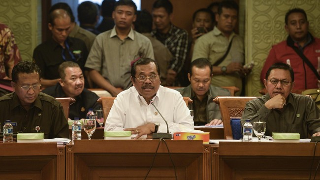 Jaksa Agung Muhammad Prasetyo beralasan tidak ingin memberikan tekanan kepada para penyelidik di Jaksa Agung Muda Pidana Khusus. 