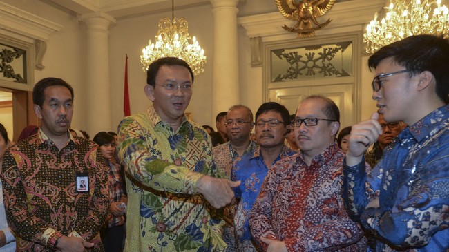 Direktur Utama PT Transjakarta Antonius Kosasih tak merasa terancam dengan banyaknya lamaran yang masuk dari Singapura ke Ahok untuk mengurusi BUMD.