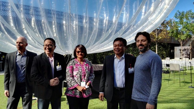 Telkomsel, Indosat, dan XL Axiata, sepakat mengizinkan balon udara Google yang disebut Project Loon memakai spektrum 900 MHz untuk menyebar akses Wi-Fi.