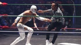 Lewis Hamilton Bertarung di Ring Gulat Meksiko