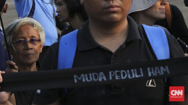 Sumarsih, ibu korban pelanggaran HAM, menggeleng tanpa suara saat ditanya soal pernahkah Jokowi mampir sebentar ke Aksi Kamisan.