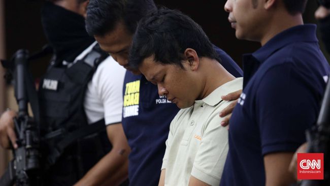 Pengebom Mall Alam Sutera Lulusan Manajemen Informatika Lelaki yang diduga sebagai pengembom Mal ini tercatat tinggal di Perumahan Griya Serdang Indah Blok B16 Nomor 16, Cilegon, Banten, dan sudah menikah.