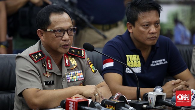 Polisi menyebut logam tersebut dapat dilontarkan melalui benda apapun selain pistol, atau melalui senjata rakitan.