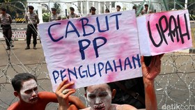 Dibantu Mahasiswa, Ribuan Buruh Demo Tuntut Upah Layak