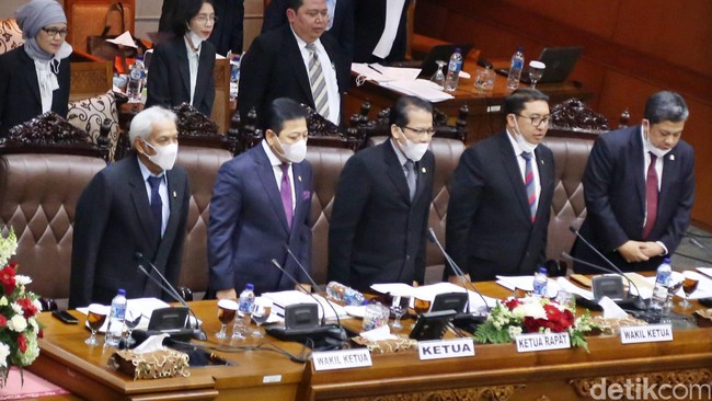 Polemik yang paling menguras perhatian publik dan penghuni gedung parlemen adalah soal alokasi PMN senilai Rp 40,42 triliun untuk 26 BUMN.