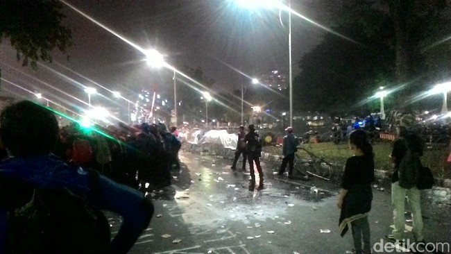 LBH Jakarta mengatakan, polisi tidak akan menahan 21 tersangka tersebut. Mereka sedang diberi pengarahan dan akan dipulangkan.