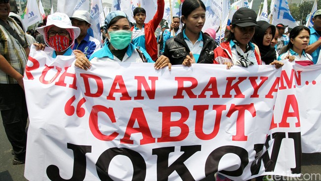 Petugas gabungan terdiri dari TNI, Polri dan petugas Satuan Polisi Pamong Praja. Mereka berjaga-jaga agar pelaksanaan unjuk rasa tetap berjalan kondusif.