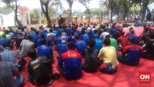 Tempat salat disediakan petugas kepolisian. Salat beralas karpet, koran kardus dan kain spanduk. Untuk tempat wudu disediakan mobil pemadam kebakaran.