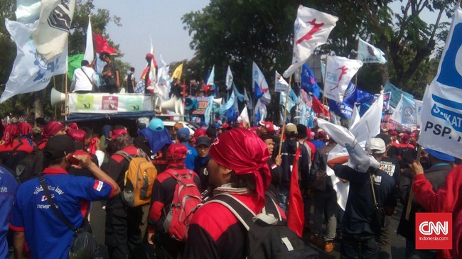 Buruh kecewa dengan adanya PP Pengupahan karena tak memperhatikan komponen Kebutuhan Hidup Layak dan hanya mempertimbangkan sisi inflasi dan pertumbuhan ekonomi