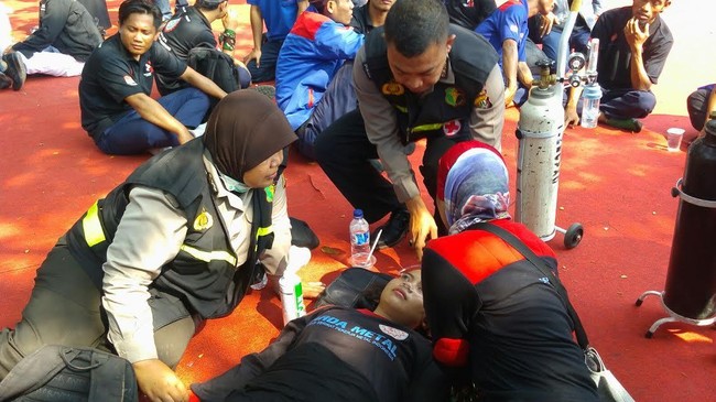 Karena tidak mau juga bubar, para polisi menembakkan gas air mata dan mendesak para buruh untuk bergeser ke Patung Kuda.
