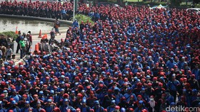 Tuntutan Ditolak Pemerintah, Buruh Bertahan Hingga Malam