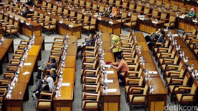 Masa sidang DPR biasanya ditutup dengan pidato yang disampaikan langsung Setya Novanto, namun hari ini Setnov berhalangan hadir.