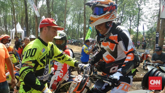 Pebalap motor trail asal Inggris, Graham Jarvis, membagi tips dan trik bermotor trail di sebuah hutan mahoni di Kabupaten Kendal, Jawa Tengah.