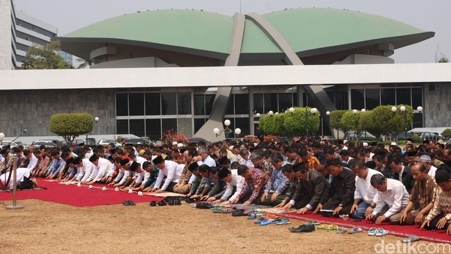 Salat tersebut dilakukan untuk meminta hujan di daerah-daerah yang mengalami kebakaran hutan, lahan dan terkena dampak asap di Indonesia. 