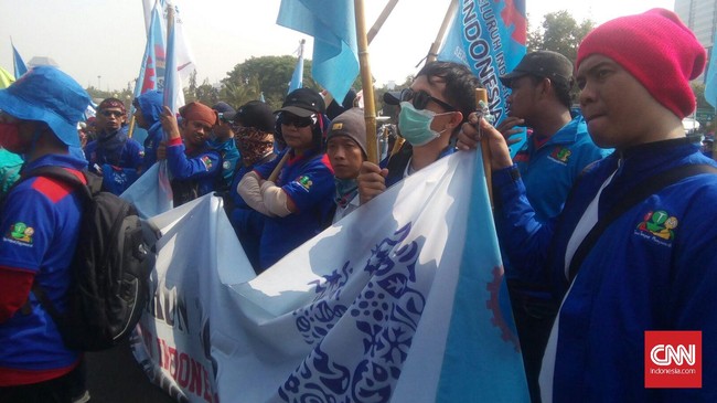 Desakan dilontarkan lantaran dalam beberapa diktumnya, PP 78/2015 justru dinilai semakin memiskinkan buruh.
