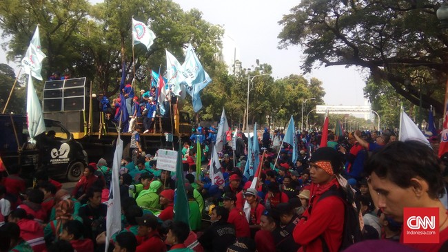 Pengamat menilai pengusaha tidak bisa melakukan PHK terhadap buruh yang melakukan demo terhadap pengesahan UU Omnibus Law Cipta Kerja.
