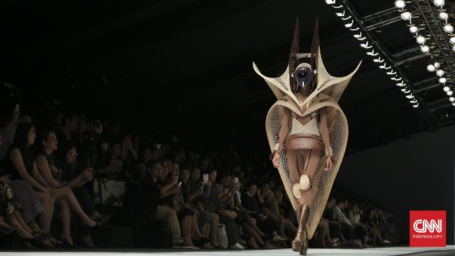 Dewi Fashion Knight menghadirkan koleksi busana futuristik dari lima ksatria mode, sekaligus menutup rangkaian acara Jakarta Fashion Week 2016.