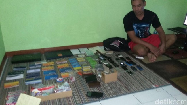 Polisi menyita 54 barang bukti berupa enam buah telepon genggam, 40 modem, tiga unit buah laptop, satu lembar kartu ATM, empat buah ports USB.