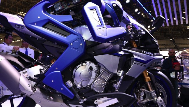 Yamaha menciptakan Motobot, sebuah robot yang mampu memacu sepeda motornya di mana saja, termasuk di sirkuit balap.
