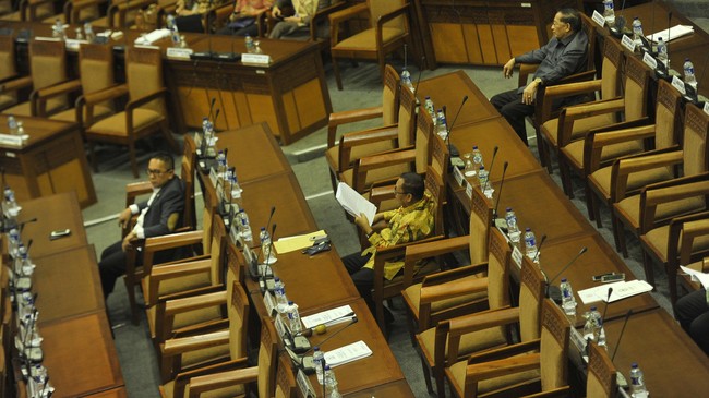 Badan Legislasi DPR berembuk dengan pimpinan seluruh fraksi partai di Parlemen untuk mendiskusikan kepastian rapat paripurna yang bakal digelar malam ini.