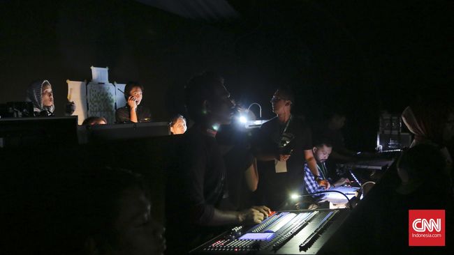 Modal yang harus dimiliki show director pertunjukan fesyen adalah kemampuan koordinasi yang baik, berpikir cepat, tenang, dan berjiwa pemimpin.