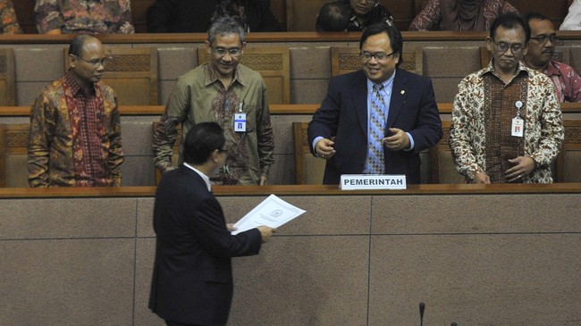 Pertumbuhan ekonomi tahun ini dipangkas menjadi 5,2 persen dari rencana awal 5,3 persen di APBN 2016, sedangkan target penerimaan negara dipangkas Rp36 triliun.