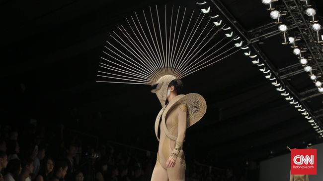 Dikenal sebagai maestro hairpiece, Rinaldy A Yunardi tahun ini merayakan kontribusinya berkarya selama 20 tahun di dunia mode.