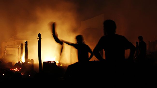 Lapor Polisi, GMNI Minta Kasus Sekretariat Terbakar Diusut Ketua Umum GMNI Robaytullah Kusuma Jaya mengatakan sekretariatnya di Cianjur terbakar Jumat (16/8) dini hari. GMNI langsung melaporkan peristiwa itu ke polisi.