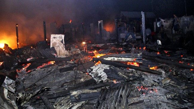 Tak ada laporan korban jiwa dalam kebakaran di Sebuku, Kalsel. Sebanyak 400 rumah terbakar dan 1.800 orang kehilangan tempat tinggal.