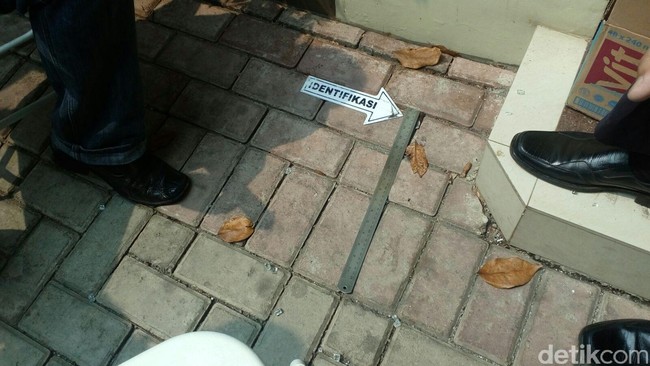Penembakan misterius terjadi di kantor Gojek di kawasan Kemang, pada Ahad (1/11) siang. Bagian kaca kantor Gojek pecah dan rusak namun tak ada korban jiwa.