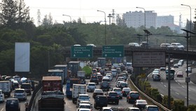 Diwarnai Pemukulan dan Tembakan, Ratusan Pemotor Terobos Tol