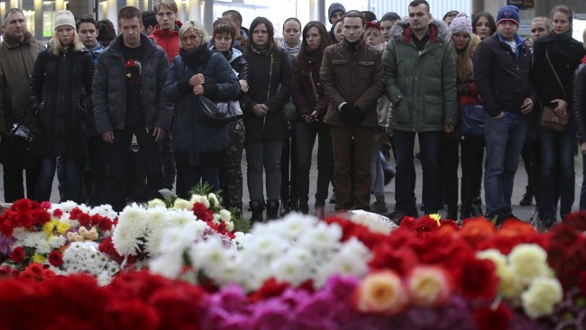 Tumpukan karangan bunga menggunung di depan bandara Pulkovo, St. Petersburg, bendera dikibarkan setengah tiang atas tewasnya 224 penumpang dan kru pesawat.