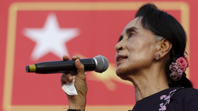 Pemimpin oposisi Aung San Suu Kyi mengatakan ia akan berada di atas presiden jika partainya menang dalam pemilu mendatang.