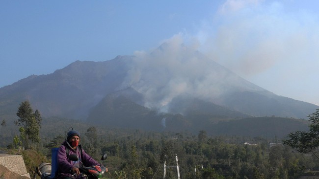 Gunung Merapi meletus menyemburkan awan panas setinggi 1.000 meter. Letusan terjadi pukul 10.46 WIB, Minggu 917/11).