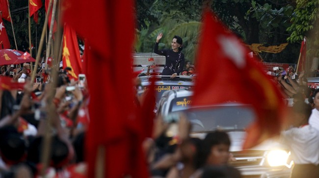 Aung San Suu Kyi mengimbau para pendukungnya untuk waspada terhadap kecurangan yang mungkin saja terjadi pada pemilu bersejarah tersebut.
