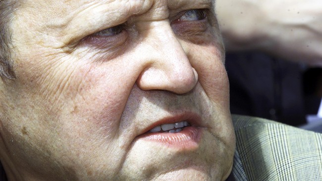 Guenther Schabowski tidak sengaja menyampaikan pernyataan yang memancing ribuan orang menghancurkan tembok Berlin pada 1989.