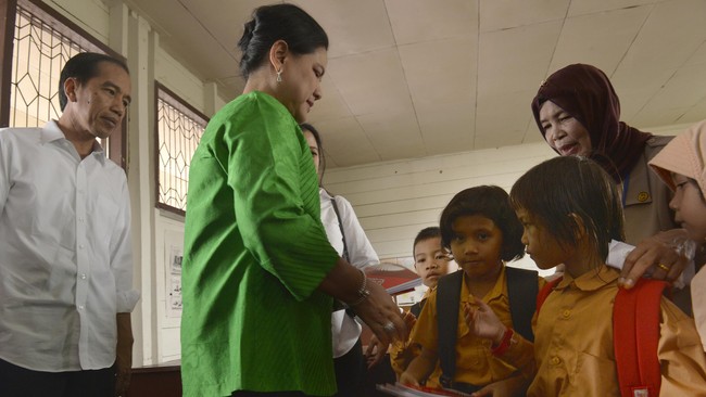 Nama Ibu Negara Iriana Widodo ternyata tak begitu dikenal anak-anak. Jokowi harus kembali mengenalkan Iriana di depan anak-anak yatim di Istana Bogor.