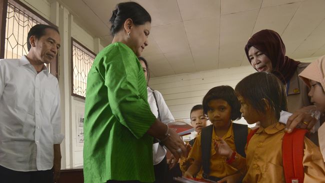 Ketika Ibu Negara dan Menteri Tak Dikenal Anak-anak Nama Ibu Negara Iriana Widodo ternyata tak begitu dikenal anak-anak. Jokowi harus kembali mengenalkan Iriana di depan anak-anak yatim di Istana Bogor.