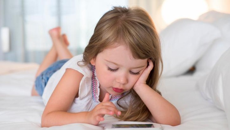 ilustrasi anak main gadget ilustrasi anak main gadget